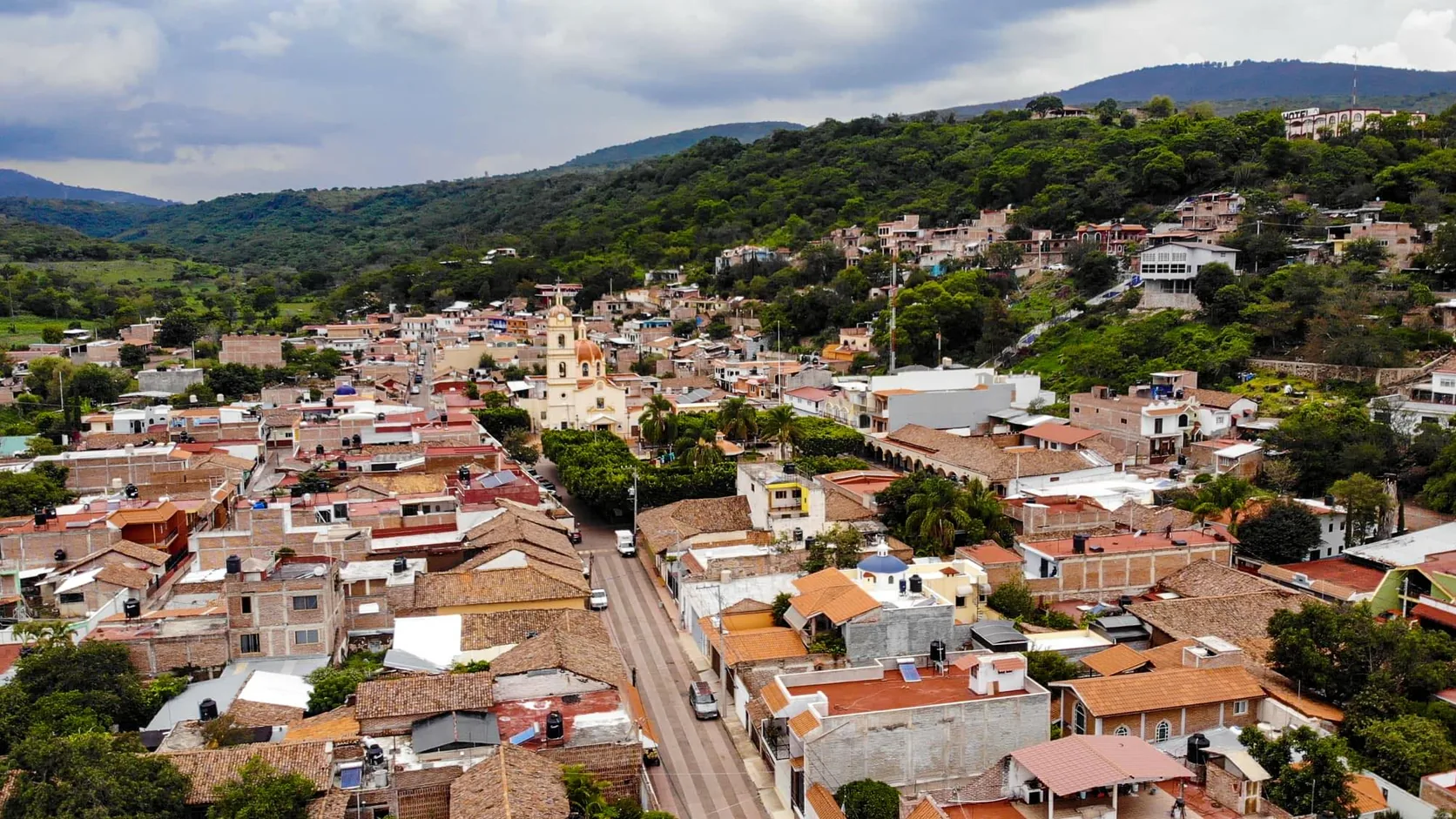 Vista aérea del pueblo de Quitupan, Jalisco, entre montañas verdes